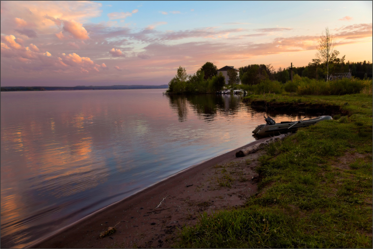 Берег камы. Берег реки Кама. Берег Камы Пермь. Набережная Камы Соликамск. Река Кама летом.