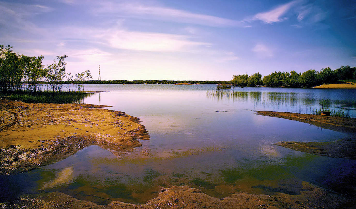 Мелководье фото. Река мелководье. Мелководью. Мелководье на реке. Мелководье на реке.