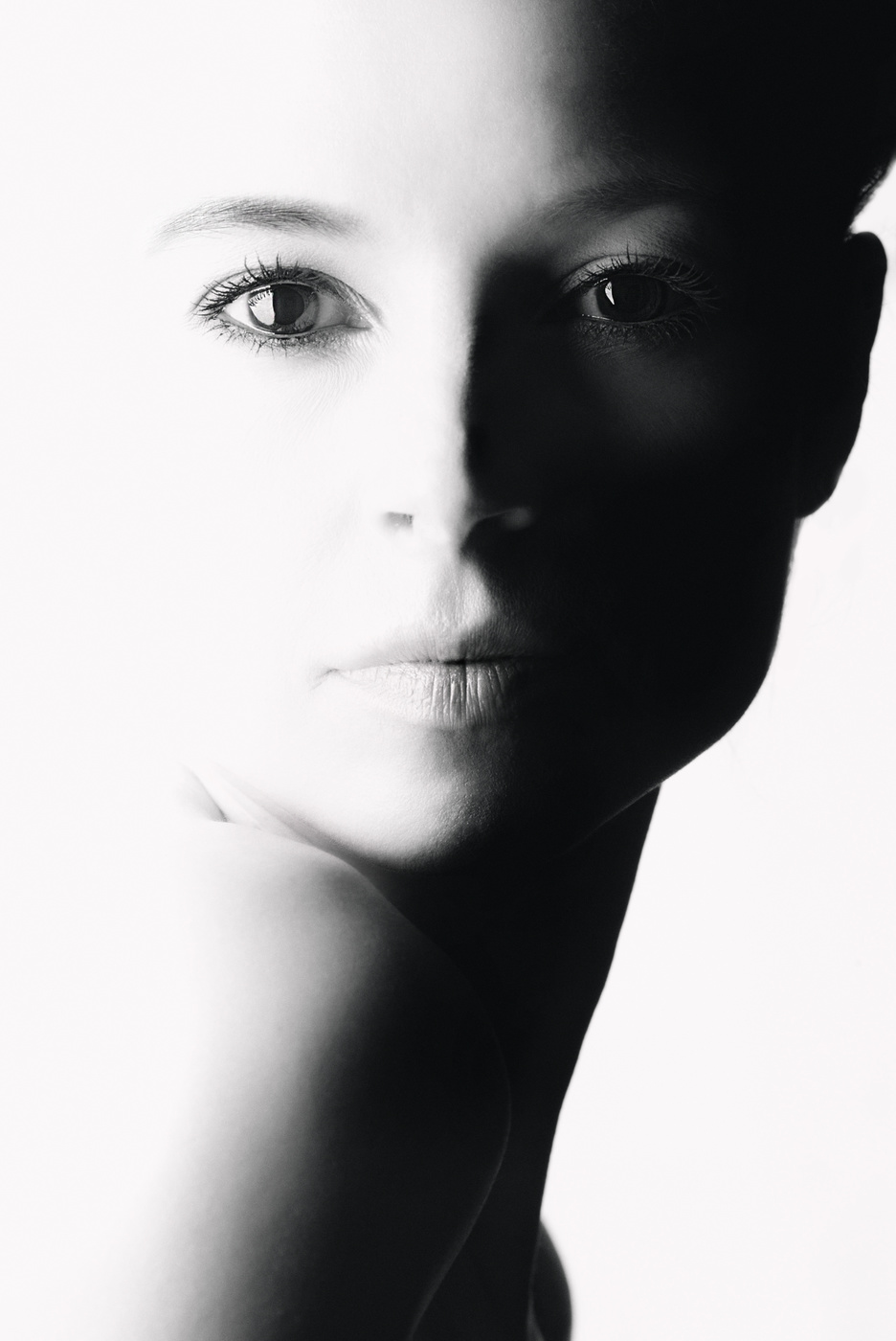 Портрет девушки чб. Контрастный портрет. Фотопортрет с контрастный фон. Контрастное лицо. Портрет девушки чб.