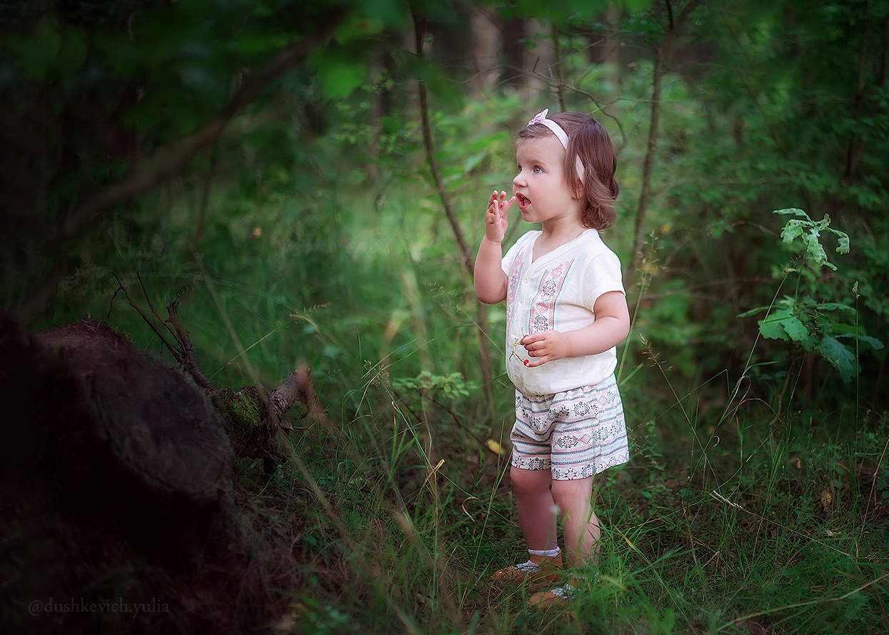 Включи девочку в лесу. Маленькая Лесная девочка. Маленький ребенок в лесу. Девочка плачет в лесу. Маленькую девочку в лесу.