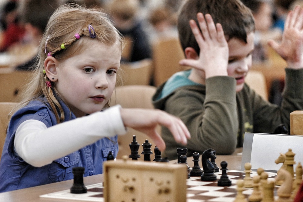Увлечься игрой в шахматы. Аскар сайулович шахматы. Шахматы для детей. Школьный шахматный турнир.