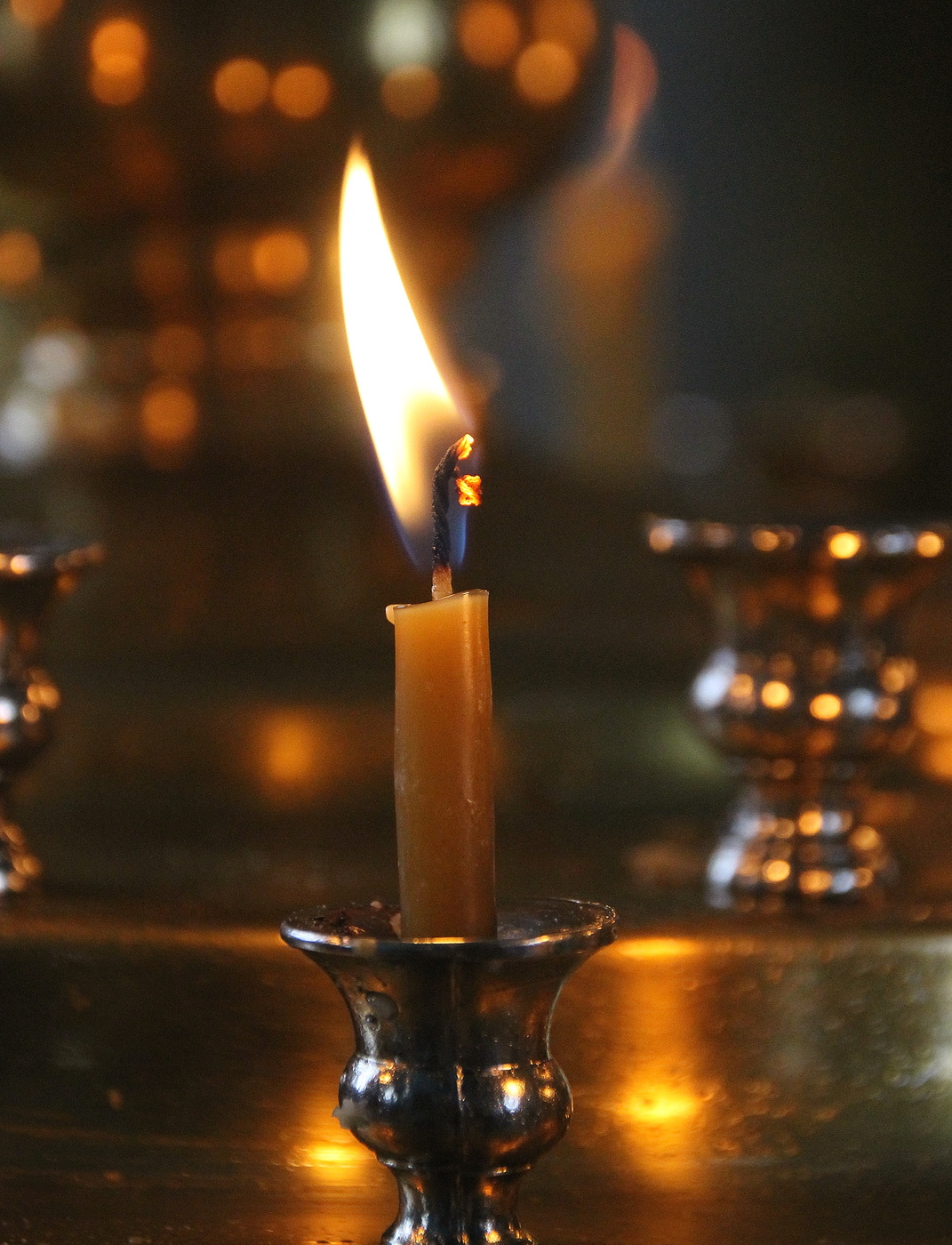 В церкви горят свечи. Свечи. Свечи в храме. Красивые свечи. Горящие свечи в храме.