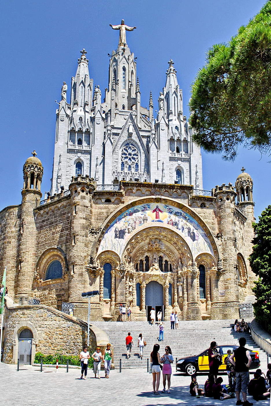 Каталония храм. Храм святого семейства каталония. Каталония церковь. Гауди архитектура саграда фамилия. Храм саграда фамилия в барселоне.