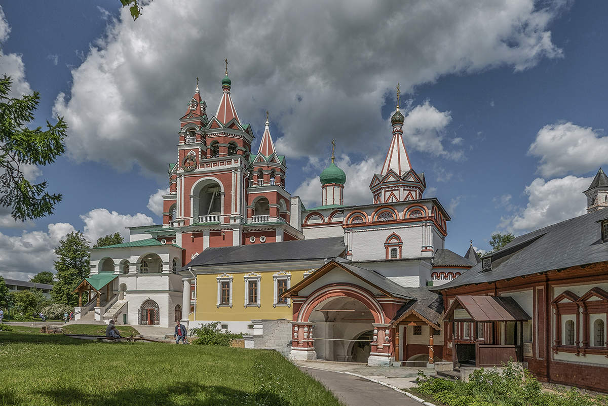 Где в подмосковье сейчас. Савво-Сторожевский монастырь. Храм в Звенигороде Саввы Сторожевского. Звенигород достопримечательности монастырь Саввино Сторожевский. Саввино-Сторожевский монастырь в Подмосковье.