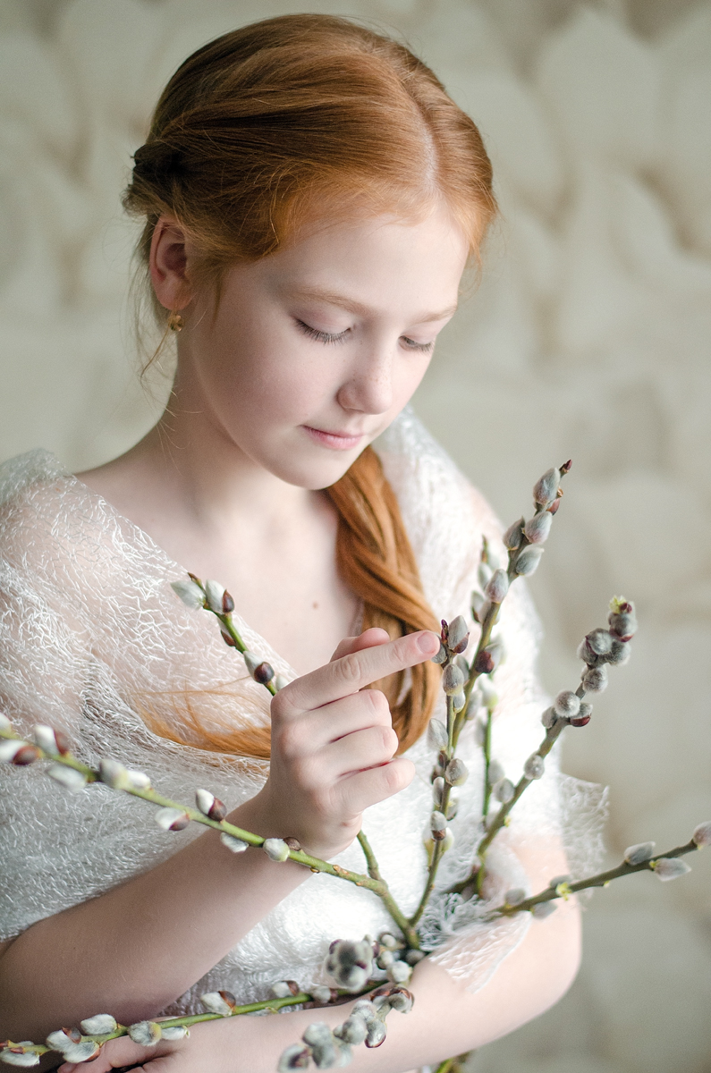 Девушка с вербой. Девушка с вербой. Жена вербе. Жена вербе. Славянские девушки.