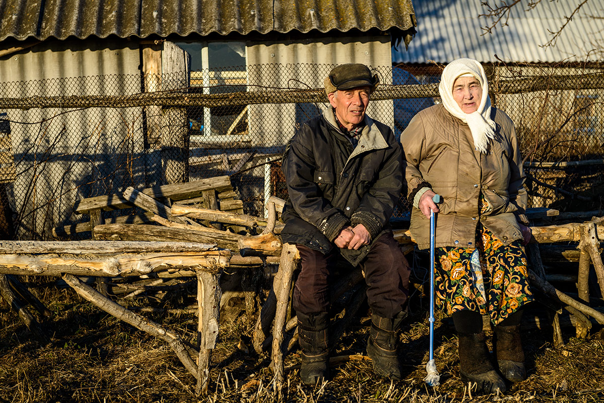 Деревенская родня. Старики в деревне. Деревенские люди. Деревенский старик. Пожилые люди в деревне.