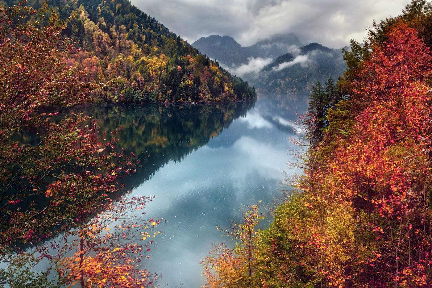 Абхазия рица осень. Рица в октябре. Абхазия рица осень. Горы абхазии рица. Озеро рица в ноябре.