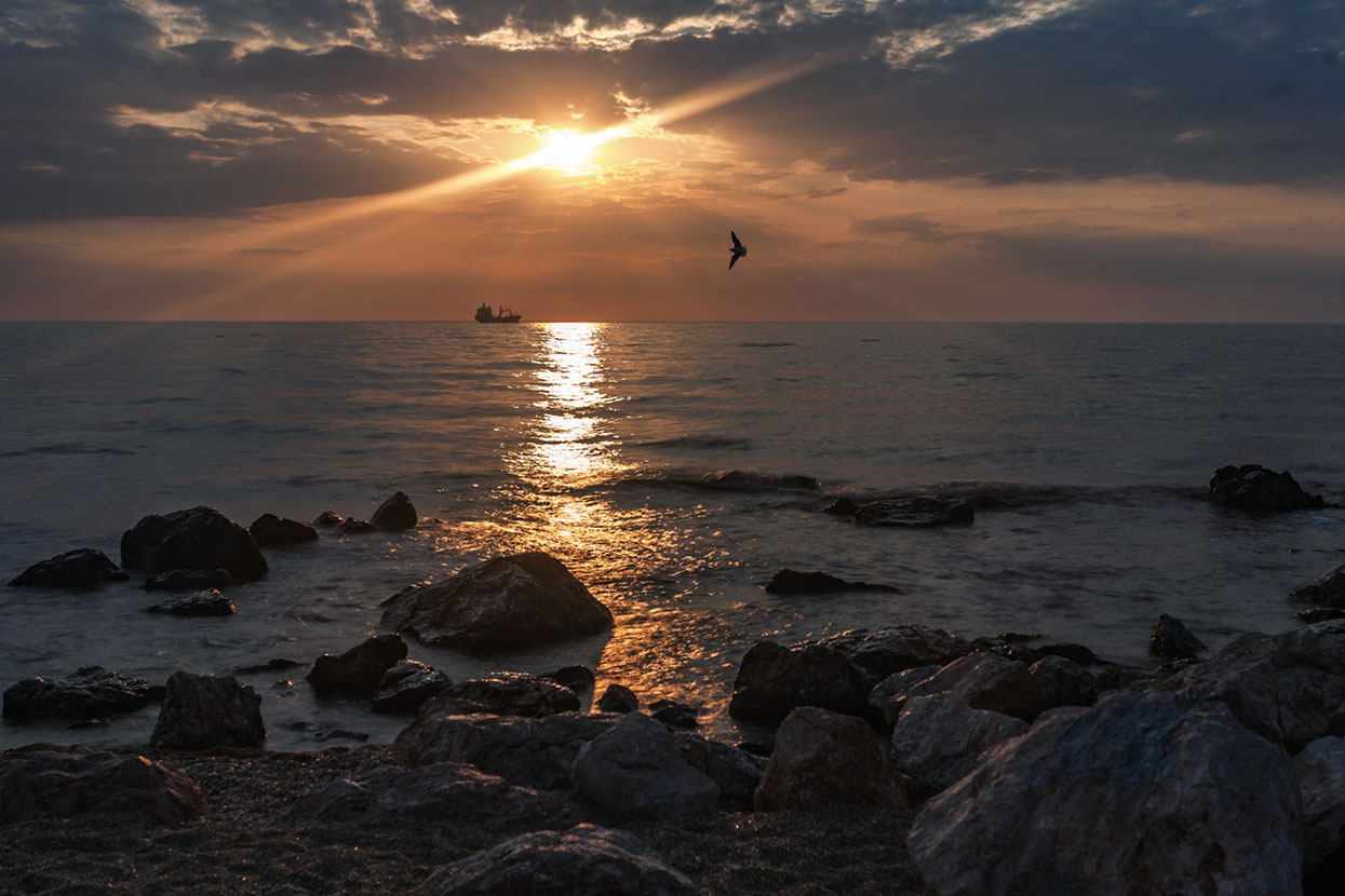 Красивое вечернее море. Закат на море. Вечер на море. Вечернее море. Побережье вечером.