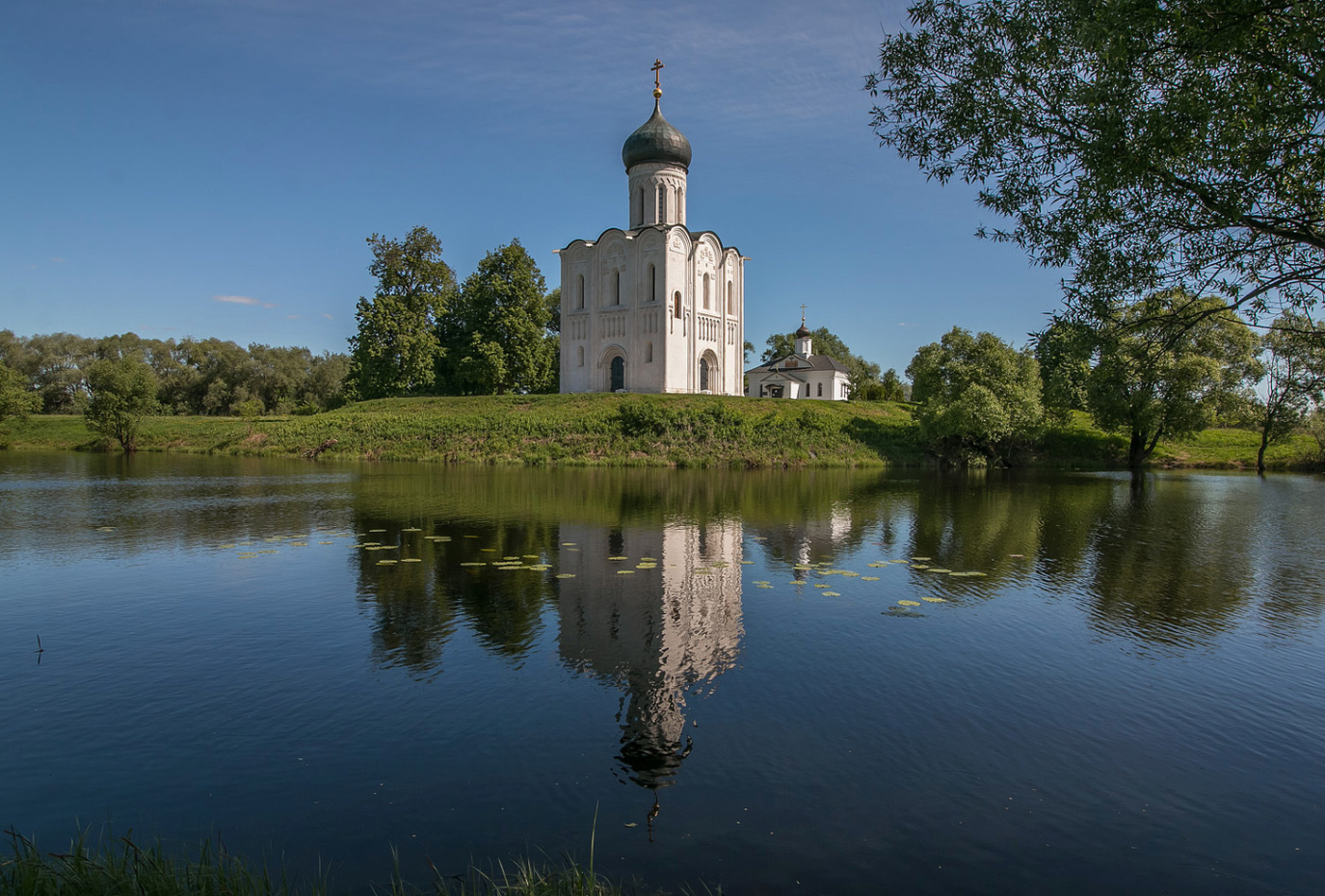 Храм на нерли. Храм Покрова на Нерли. Церковь Покрова на Нерли во Владимире. Церкоь Покров на Нерли. Церкковьпокрова на Нерли.