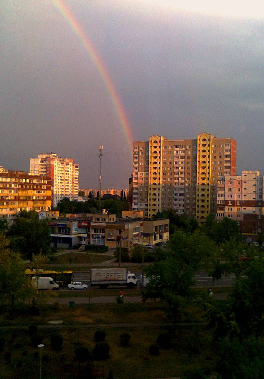 Радуга после дождя в городе. Радуга над городом. Го Радуга. Радужный город.