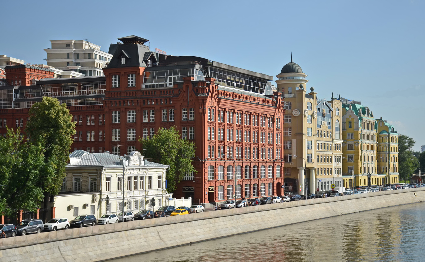 Дома на берегу москва реки. Москва улица Якиманская набережная 1. Улица большая Якиманка. Якиманская набережная Москва.