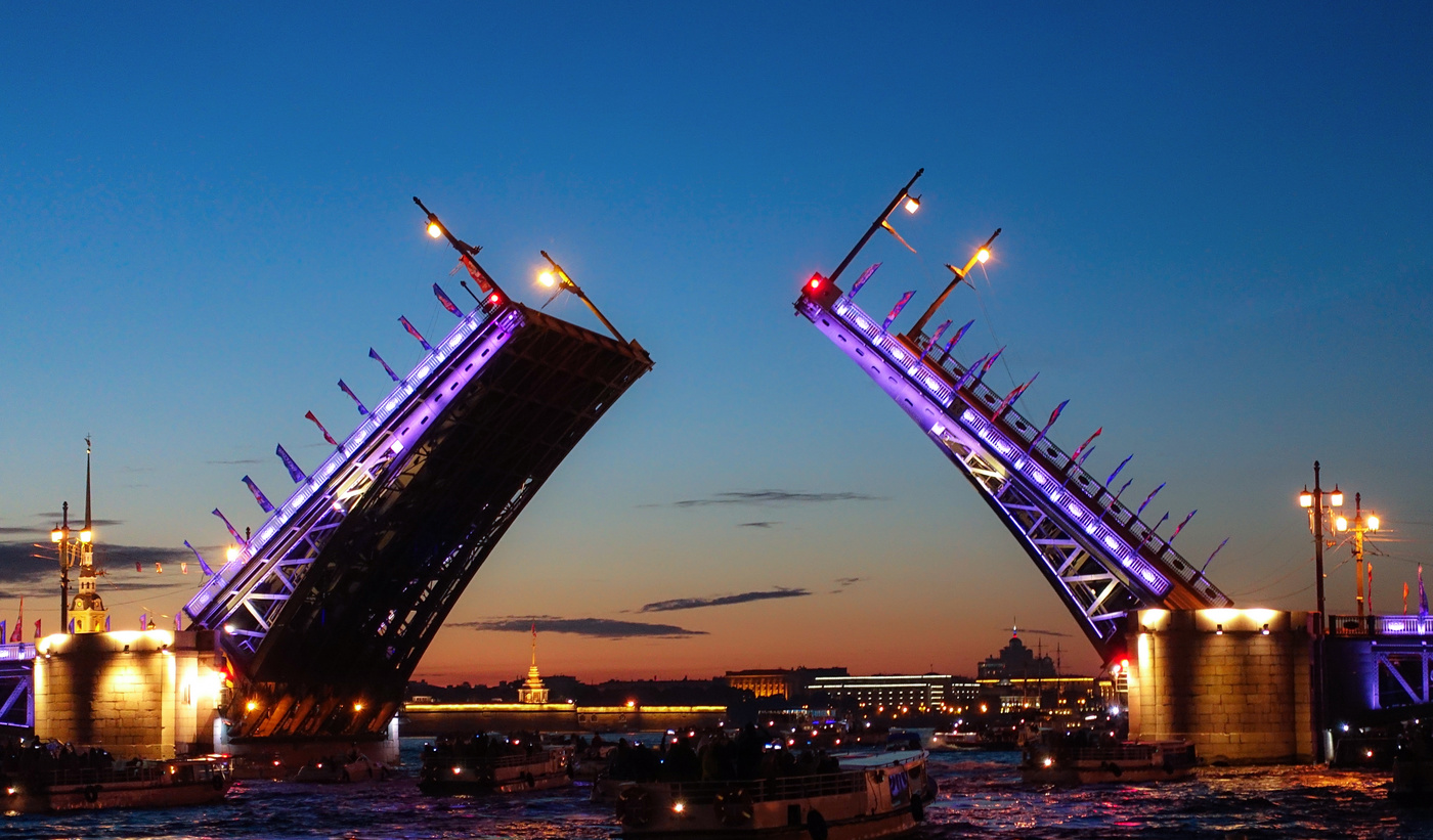 Мост дали. Drawbridges in St Petersburg. Rising Drawbridge St Petersburg. Мост в дали. Текст Drawbridge in St Petersburg.