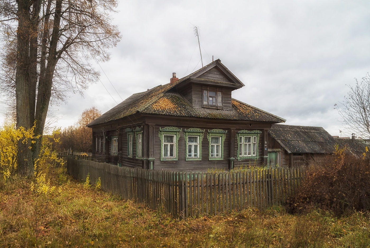 Село ноябрь. Дом в деревне осенью. Деревенский дом осенью. Остень старый дом в деревне. Старые дома в деревне осенью.