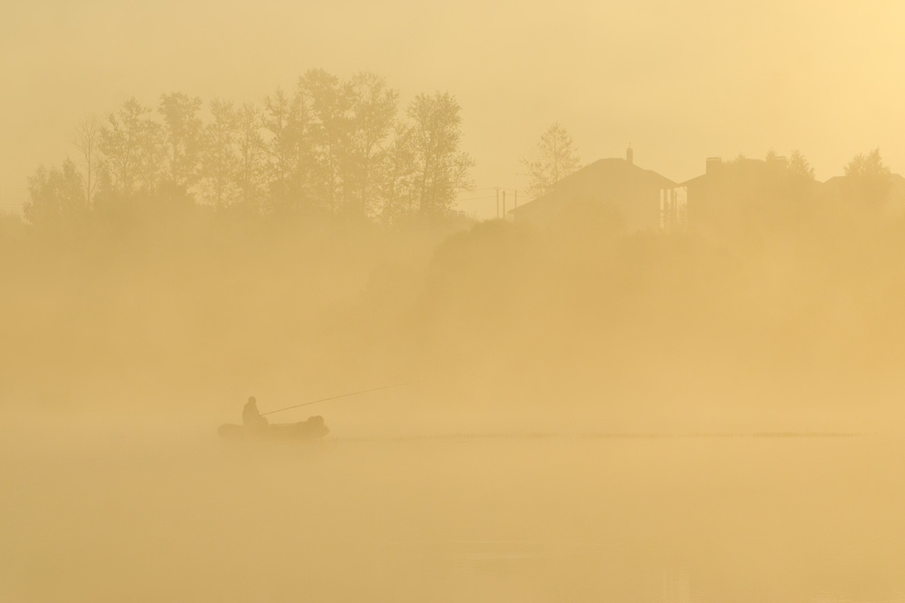 Золотой туман. Золотистый туман. Золотой рассвет. Золотой рассвет в горах. Туман красно желтый.