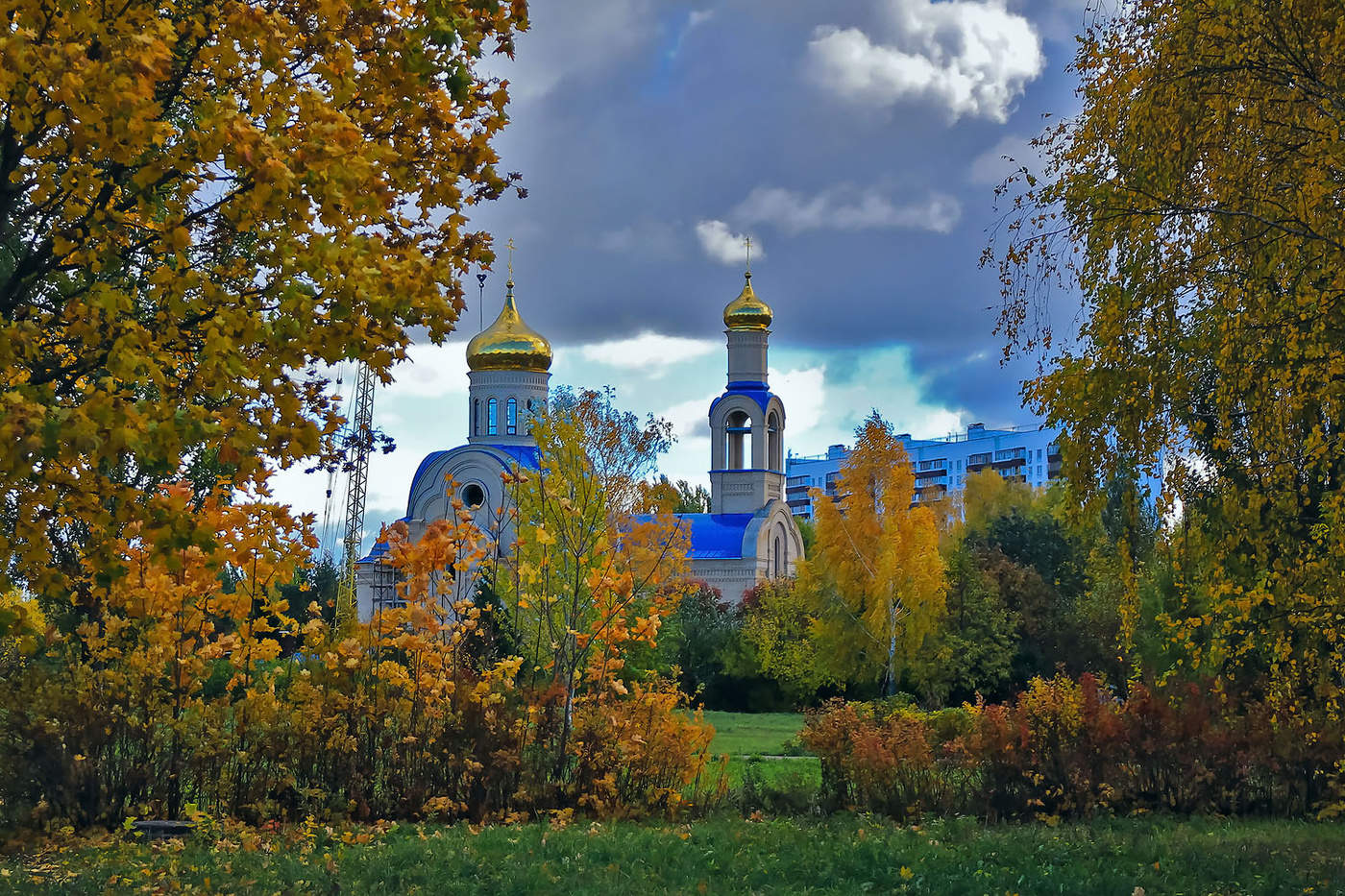 Осенние православные картинки. Золотая осень Ашинский храм. Золотая осень Оренбург храм. Казань церкви осенью. Храм Лиски осень.