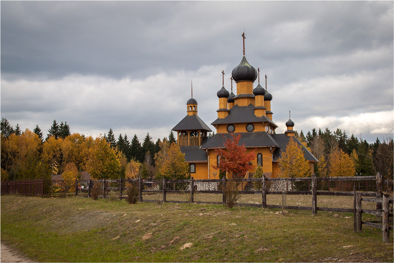 Дудудки. Храм в Дудутках Беларусь. Деревня Дудутки Церковь Белоруссии. Парк Дудутки. Дудутки осень.