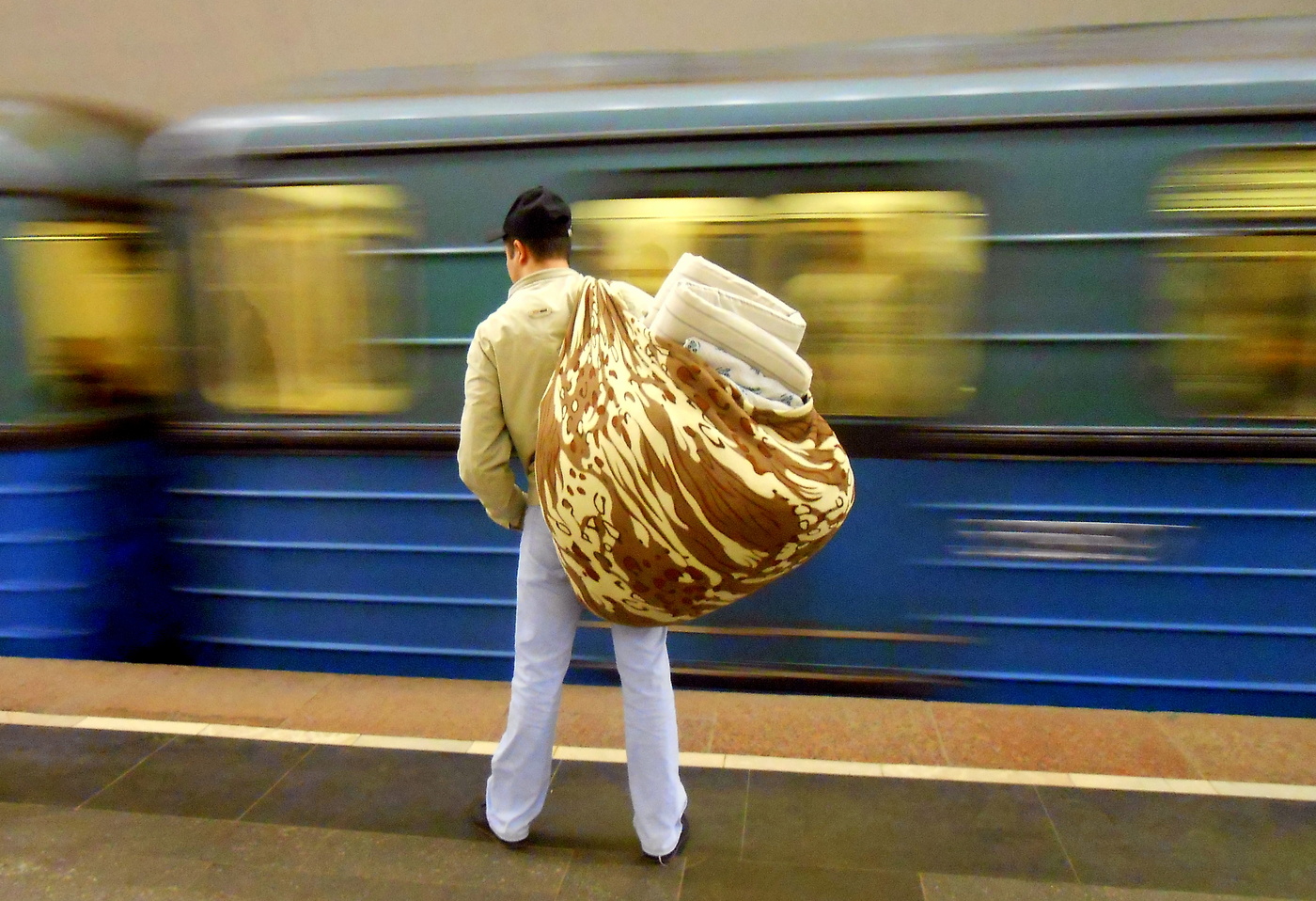 Фото ношу. Люди в метро. Люди в метро картинки. В метро человек в балахоне. Искусство в метро фото.