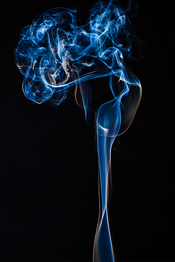 черный дым на белом фоне. дым по английски. дым автор. нарисованный дым. дымовая шашка.