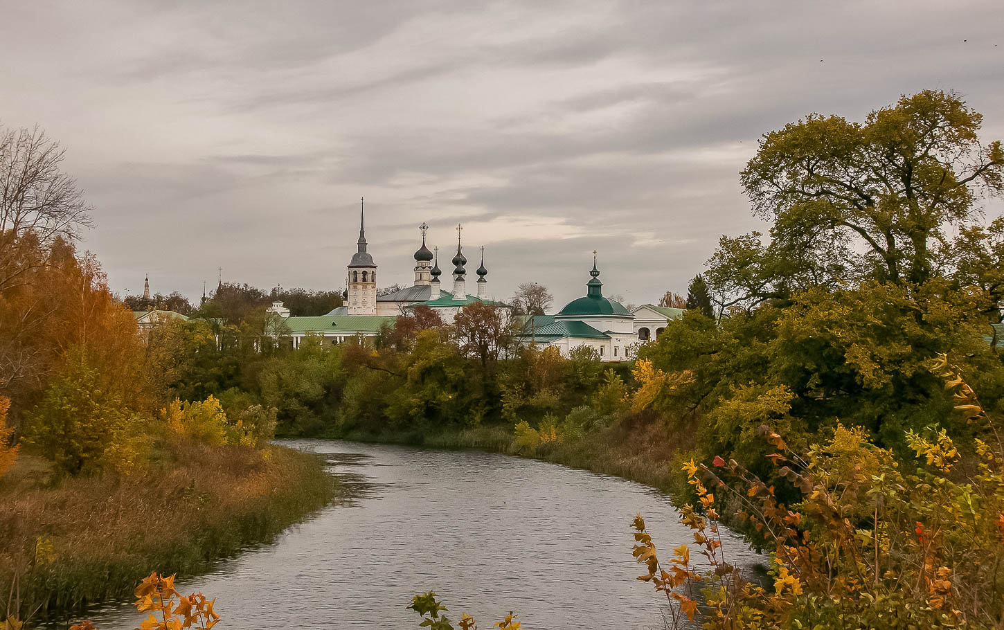 автору суздаль. автору суздаль. суздаль фото. петропавловский храм суздаль внутри. суздаль вертикальная фотография.