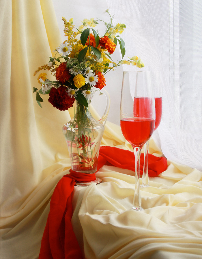 Бокал вина утром. Цветы в бокале. Букеты в вазах. Натюрморт с бокалом. Вино и цветы.