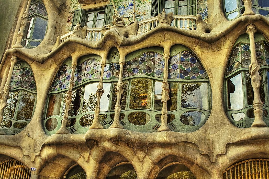 Костяной дом. Каса-Батльо Антонио Гауди. Гауди Архитектор Каса Батльо. Каса Батло. Барселона. Антонио Гауди. Антонио Гауди, дом Бальо, Барселона,1906.