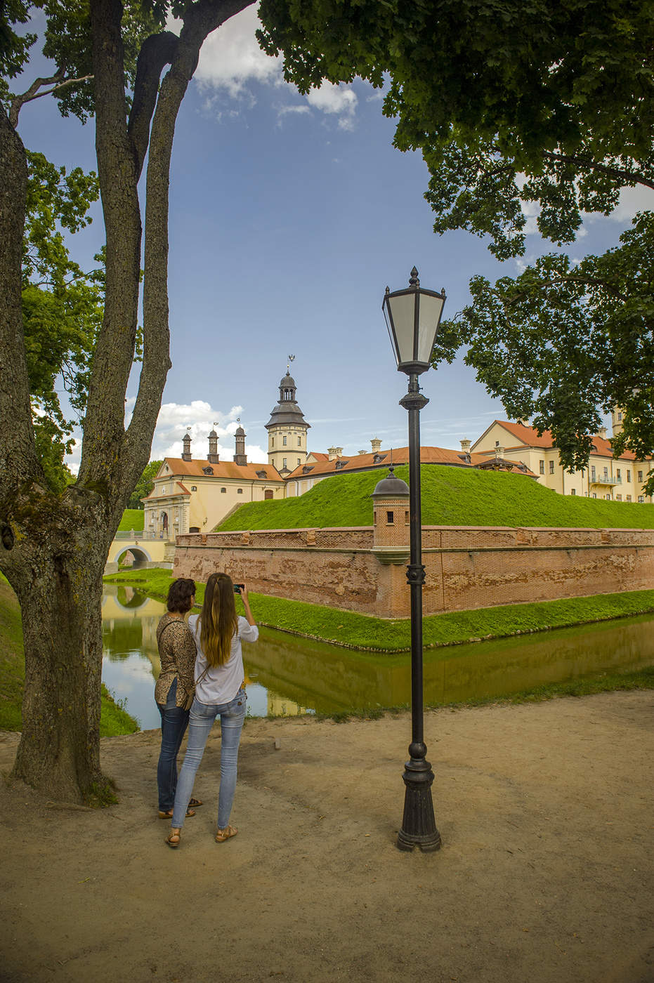 Несвижский замок в белоруссии внутри. Несвиж). Несвиж завтра. Несвиж. Несвиж и озеро.