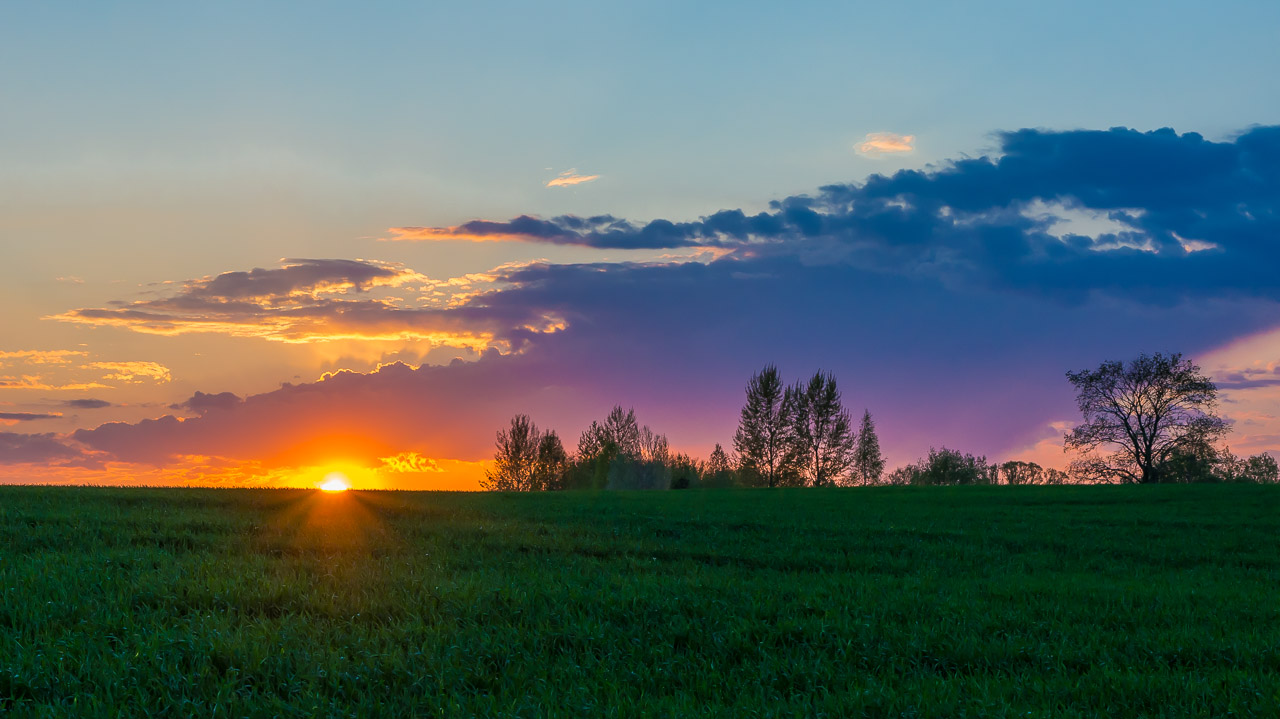 Май закат во сколько