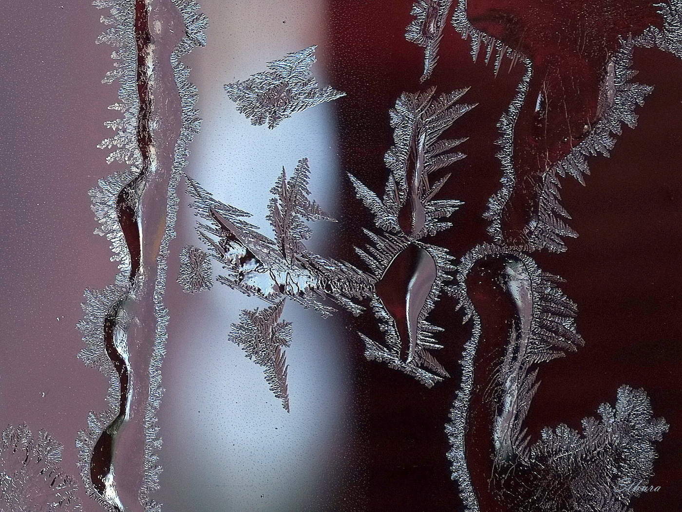 морозные узоры на зеркале. узоры на стекле. морозное окно. морозные узоры. иней на окне.