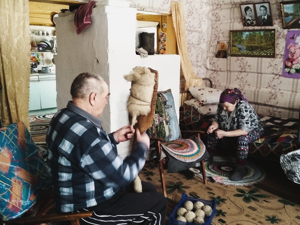 По старинке. Фотосессия по старинке в деревни. Сказка о жизни пенсионеров царь с царицей за столом свита. Деревеньки потстаринке.