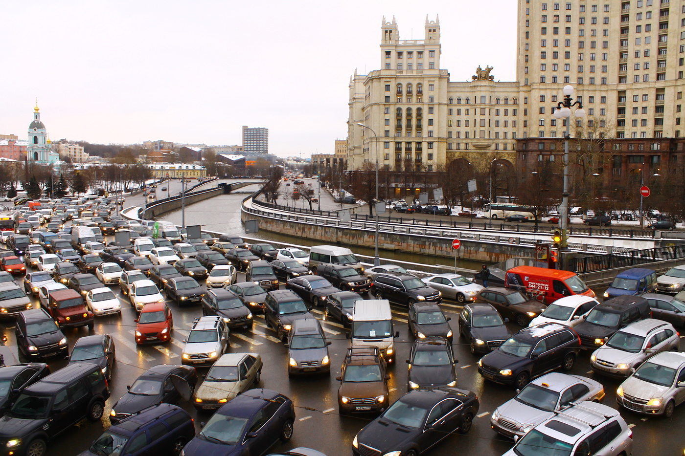 Час пик на дорогах. Пробки в Москве. Московские пробки. Огромные пробки в Москве. Автомобильный транспорт.