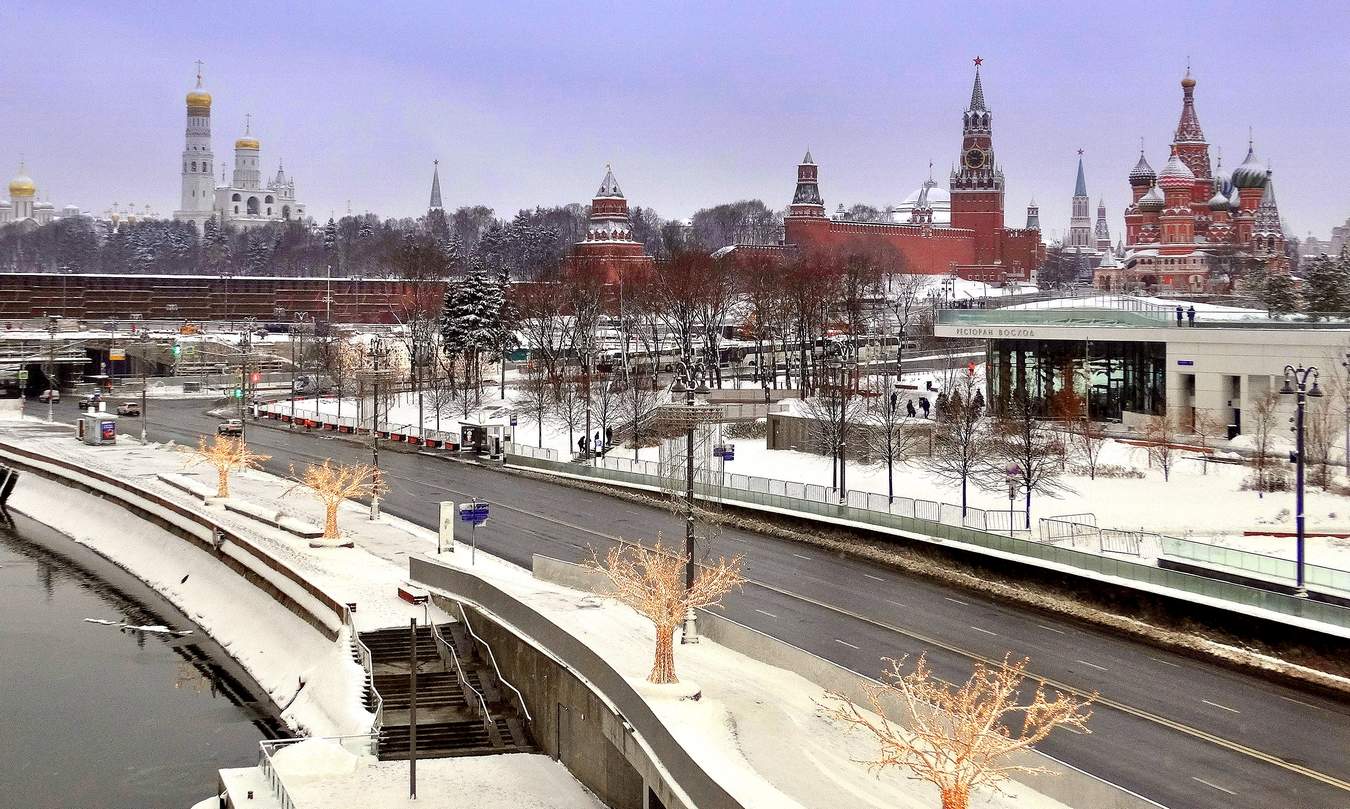 Москва зимой отзывы. Парк Зарядье мост Кремль. Большой Устьинский мост в Зарядье. Зарядье вид на Кремль. Вид на Зарядье с набережной.