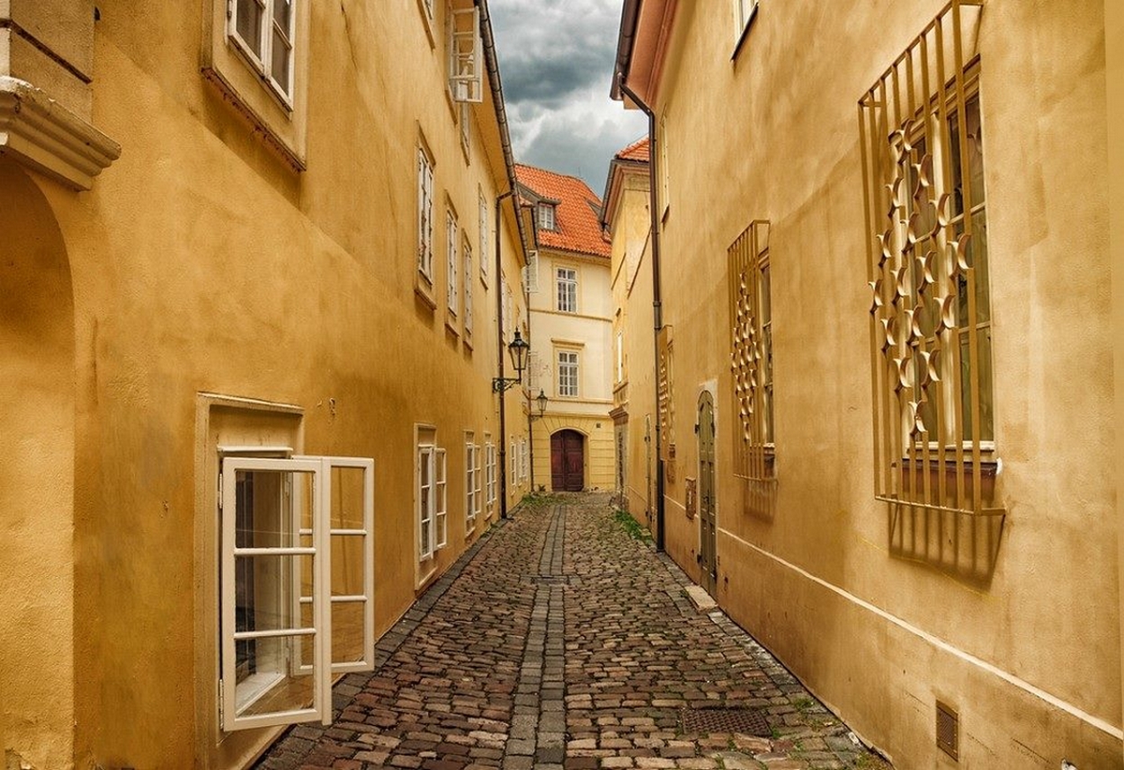 В каком городе золотая улица. Золотая улица в Праге. Прага улочки. Старинные улочки Праги.