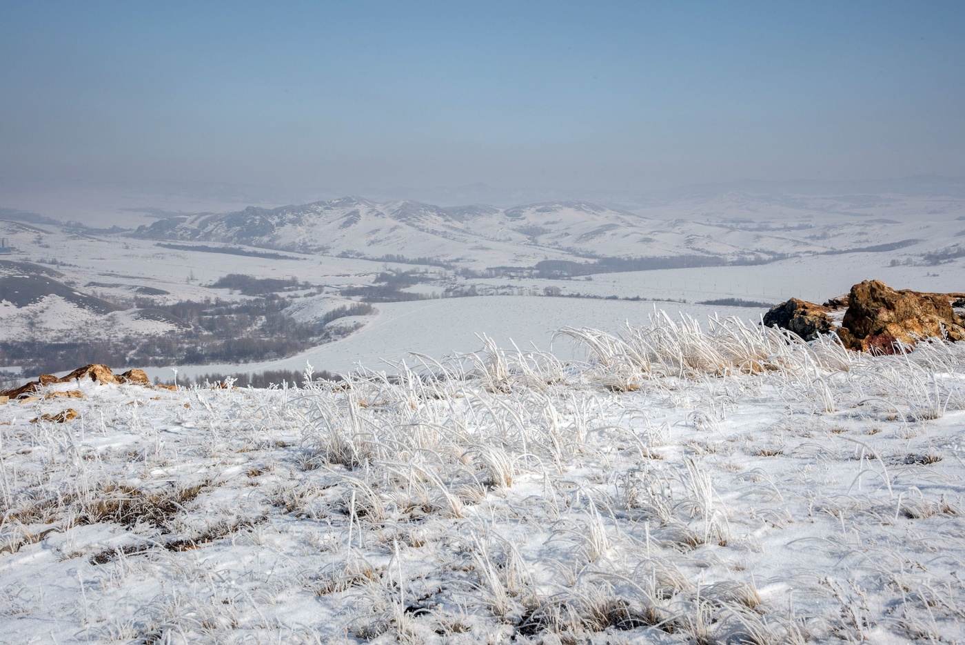 сопки в снегу фото. зима холодная и сухая снега на сопках. вечерний свет макаров. зима холодная и сухая снега на сопках. снег на сопках летом.