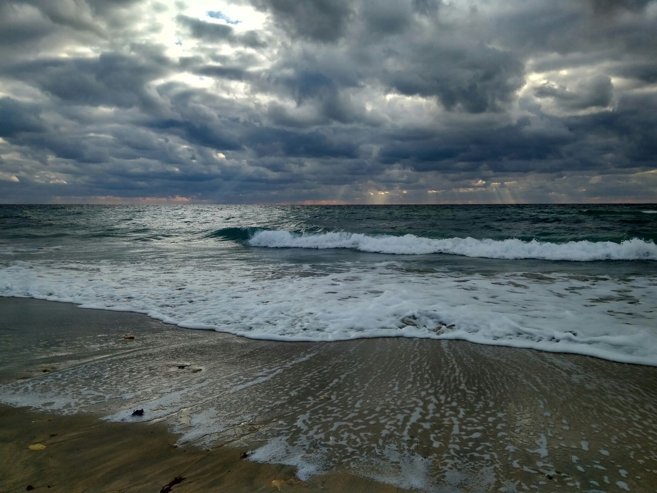 Море в декабре. Черное море в декабре. Декабрьское море. Балтийское море в декабре.