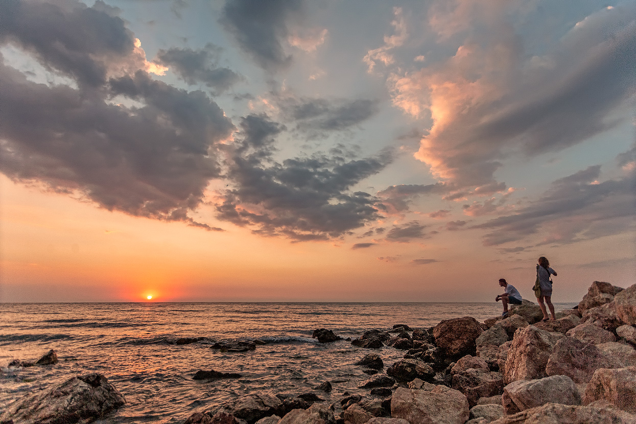 Закат солнца крым. Закат в Крыму. Море Крым закат. Провожая закат. Море закат Севастополь.