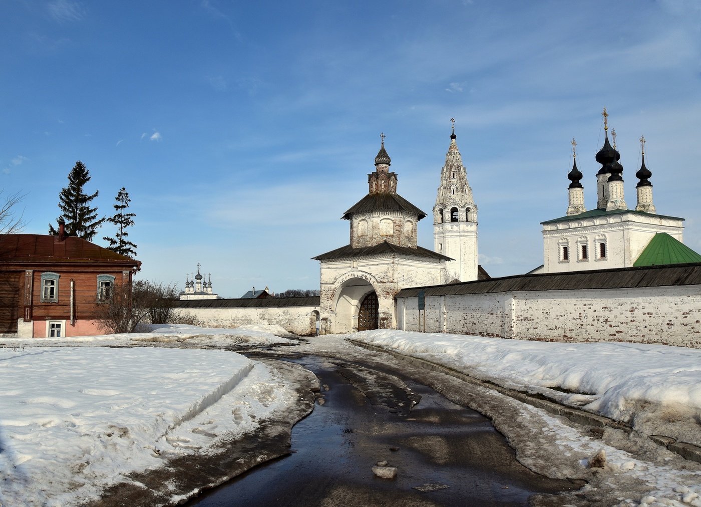 Александровский монастырь. Александровский монастырь в Суздале зимой.