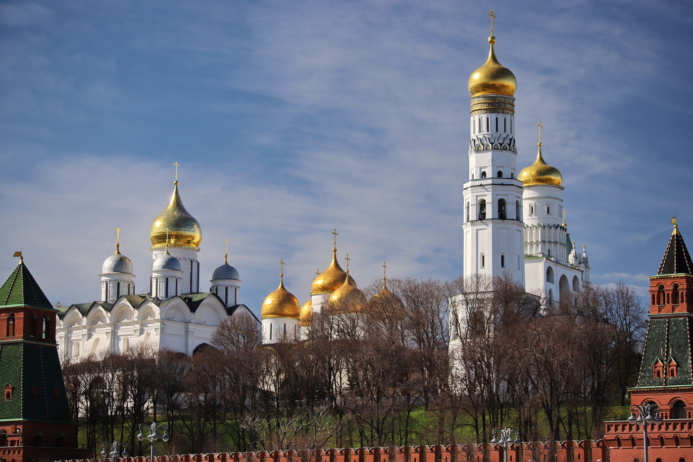 Золотые купола фото. Москва Кремль золотые купола. Маковки Москвы золотые купола. Золотые купола Москва злотые купола. Храм с золотыми куполами в Москве.