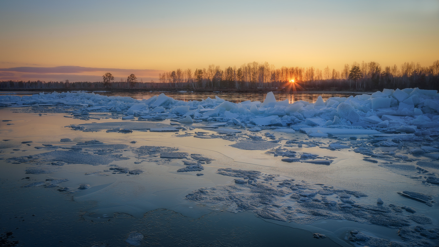 ярко светит солнышко на реке ледоход. весенний ледоход. природные явления весной ледоход. ледоход обь. ярко светит солнышко на реке ледоход.