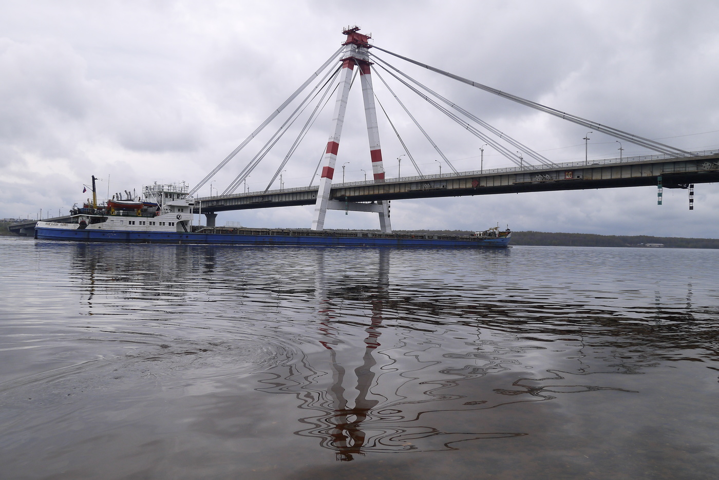 Какая река в череповце. Мост Шексна Череповец. Река Шексна Череповец. Октябрьский мост Череповец. Шекснинский мост Череповец старый.