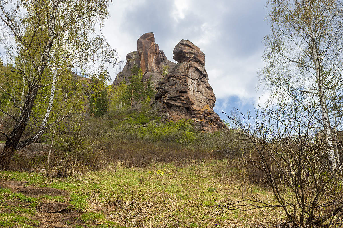 Красноярские столбы такмаковская гряда. Такмак красноярск столбы. Красноярск заповедник красноярские столбы такмак. Скала такмак красноярские столбы. Скала тотем столбы красноярск.