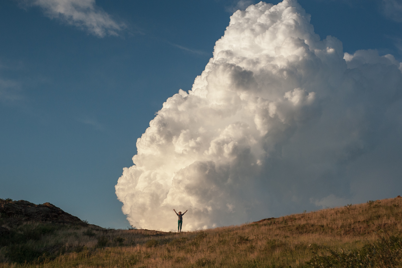 Do cloud. Обнимает облако. Разгоняем тучки. Разгоняя тучи. Обнимая облака.