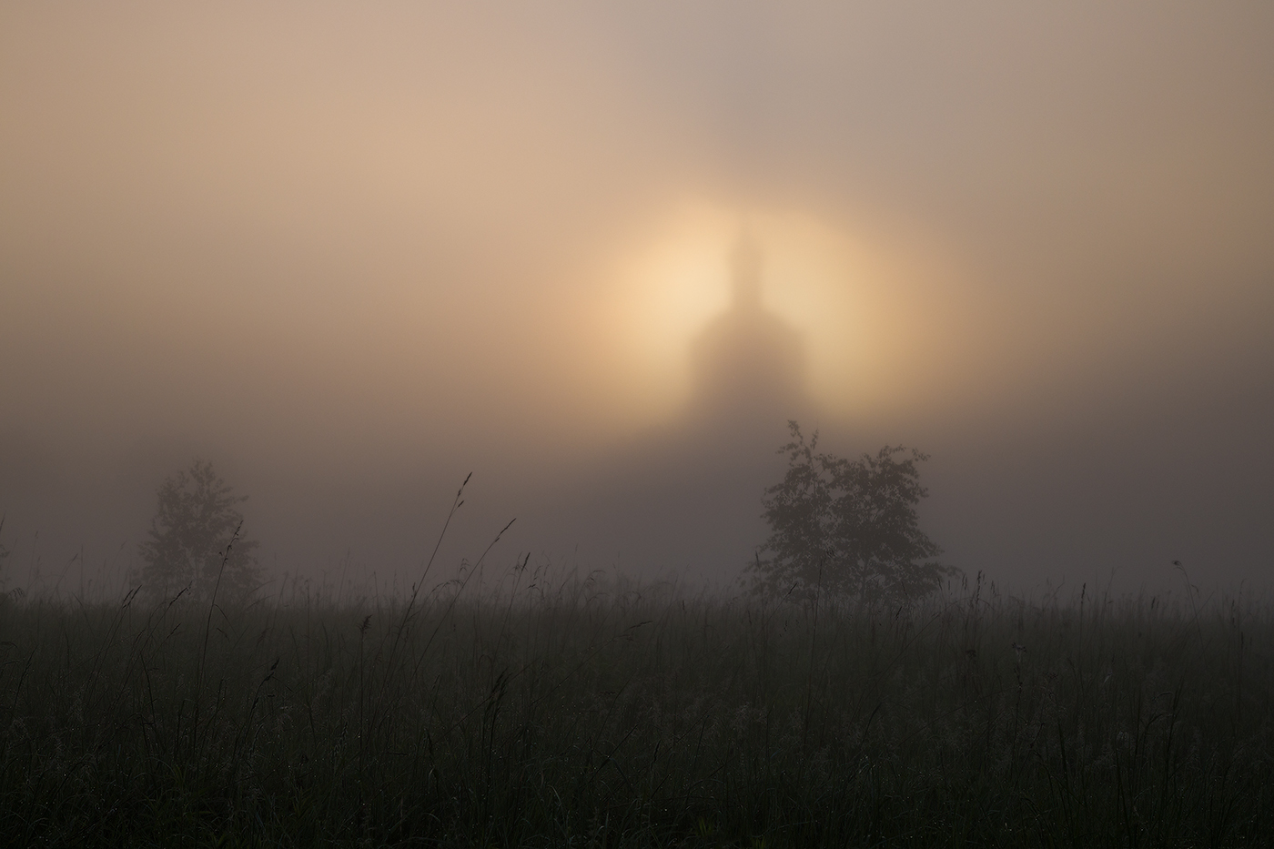 Туман не видали. Церковь в тумане. Дорога к храму в тумане. Туман храм ночь. Крест в тумане.