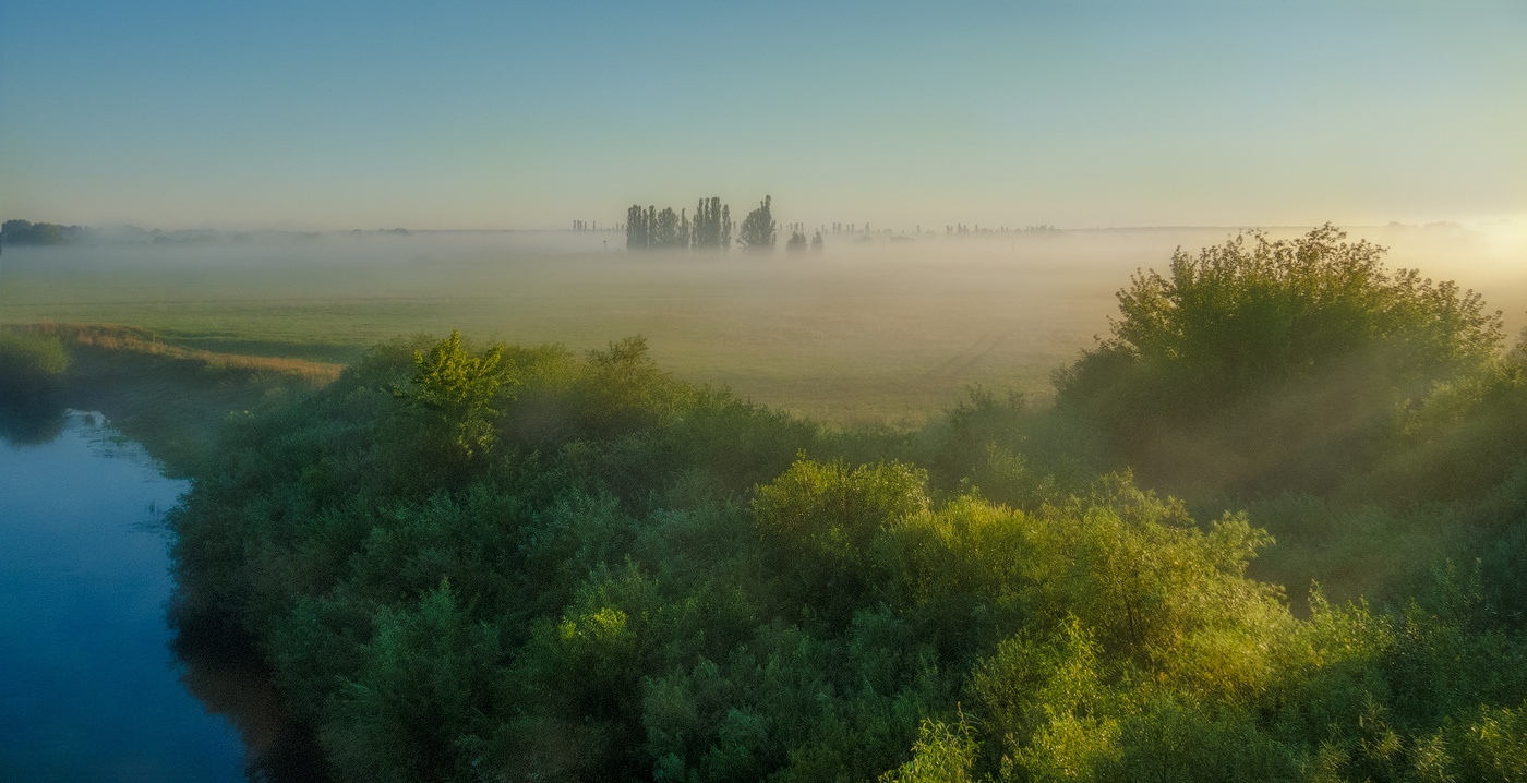 рассвет солнца. туманный пейзаж. лучи солнца. солнце луч рассветной тишине. эдвард григ утро фото.