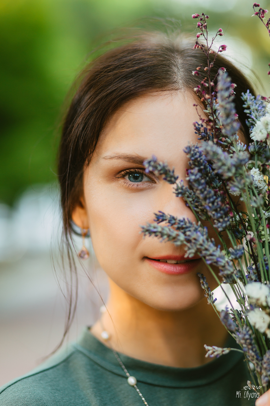 Цветущее лицо. Фотограф Ульяна Мизинова. Мария Вылегжанина Рязань. Девушка с цветком у лица. Цветы на лице.