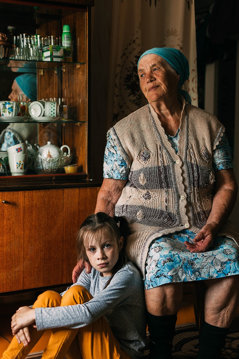 Бабушкам двойное. Деревенская бабушка. Бабушка в деревне. Древняя бабушка. Старушка в деревне.