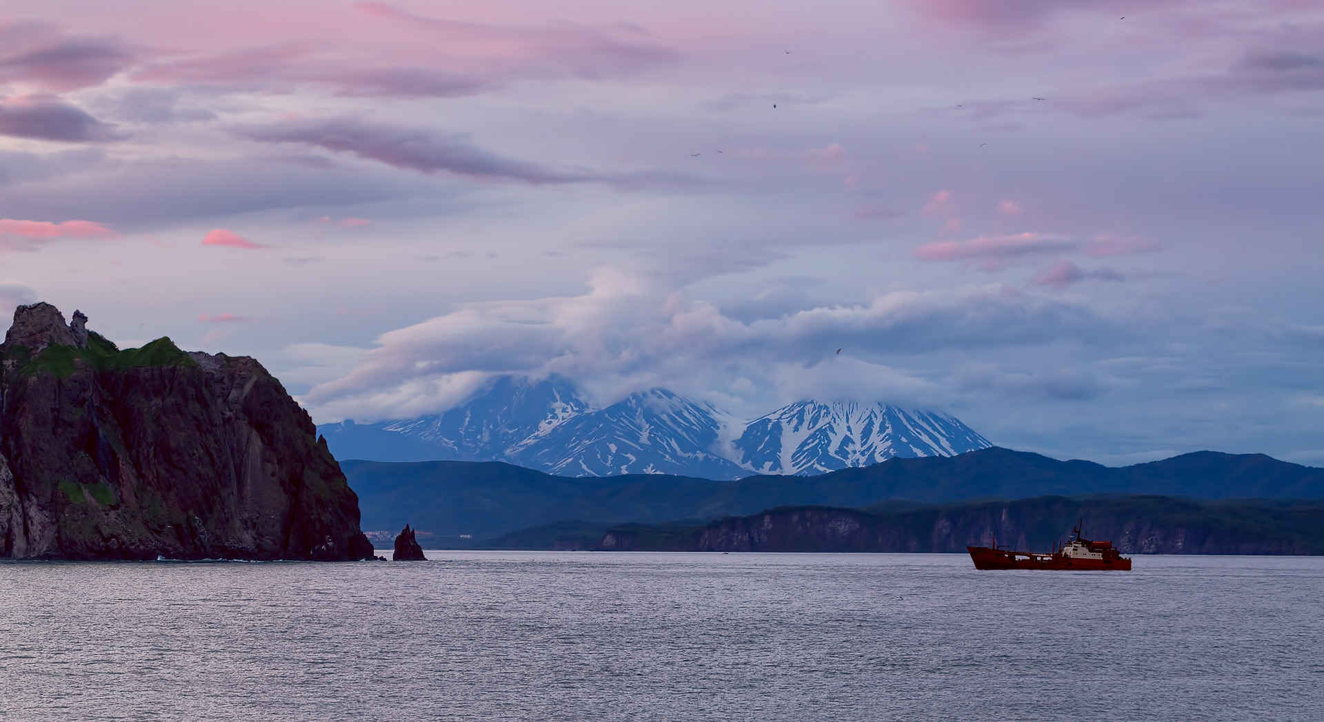 Берингово море. Бериногово моря каматка. Камчатка Берингово море. Берега Берингова моря Камчатка. Вулкан у Берингово море.