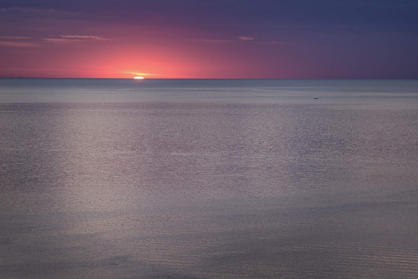 красивый рассвет. рассвет заря. «рассвет над рекой» - федор васильев. рассвет на реке. закат в степи.