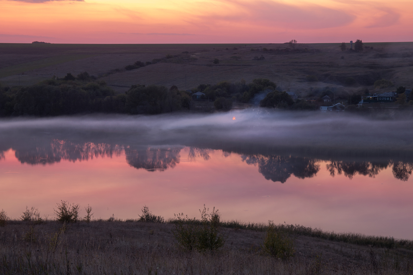 Дым над. Дым над водой. Дым над водой фото. Дымка над водой ЯНАО.