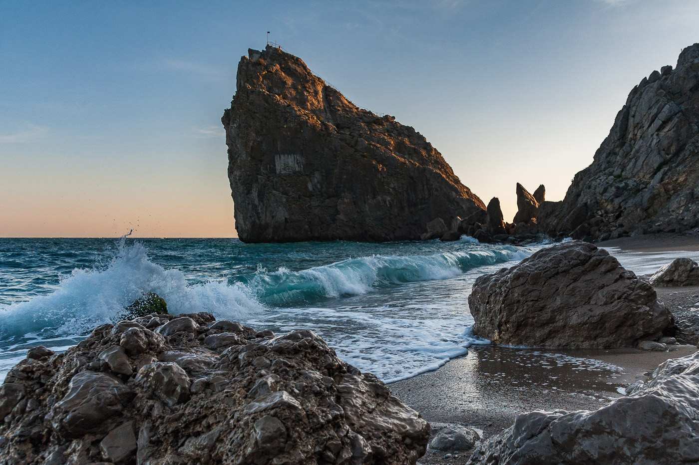 Какие волны в крыму. Море скалы шторм Крым. Крым берег скалы. Скалы Прибой. Прибрежные скалы Керчи.