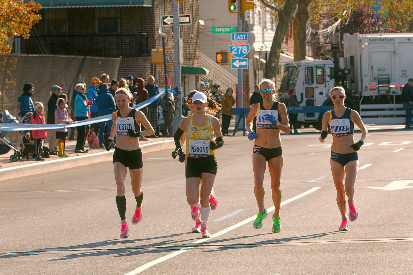 Running 2. Девушка бежит марафон. Спортивный марафон девушки. Марафон соревнования. Бег девушки соревнования.